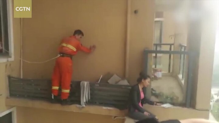 Lính cứu hỏa men theo gờ tường tầng 15, vật vã cứu cô gái đòi tự tử