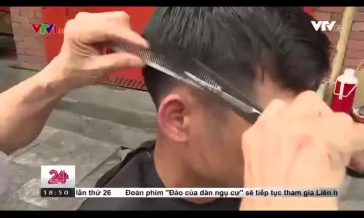 Video: Cụ bà 80 tuổi 60 năm cắt tóc cho nam giới ở phố cổ Hà Nội