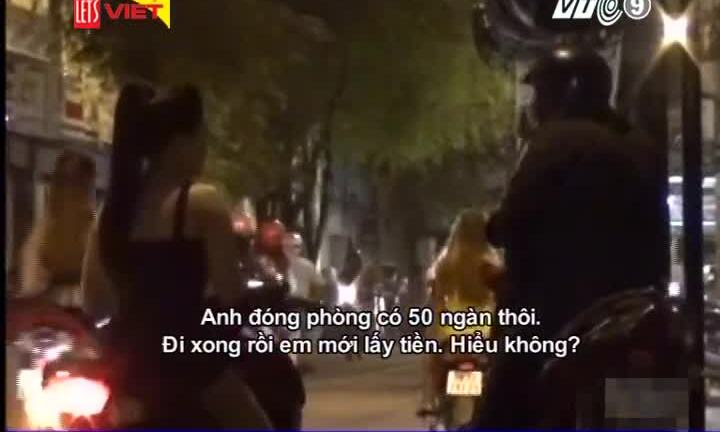 Video: Gái bán dâm chạy xe tay ga bám theo chèo kéo khách ở TP.HCM