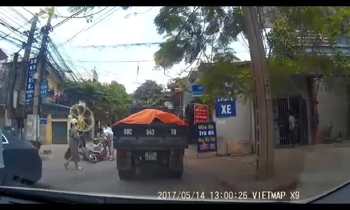 Sau va chạm, nhóm côn đồ đi xe Mercedes đánh lái xe máy dã man