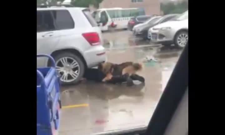 Chó hung tợn tấn công, người đàn ông chui xuống gầm ô tô vẫn không thoát nạn