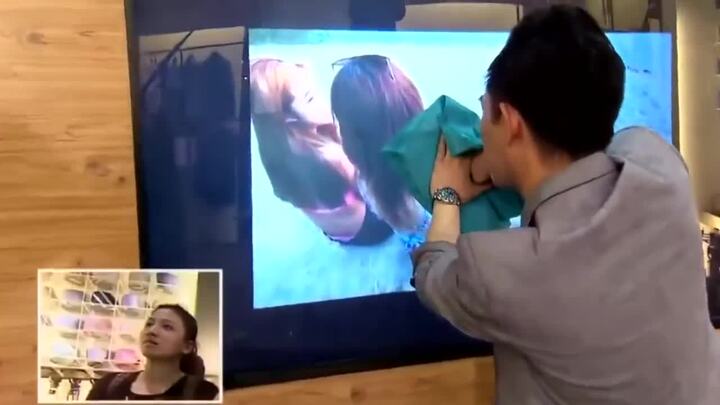 Ảo thuật gia đưa tay xuyên màn hình tivi, lấy cắp kính của cô gái