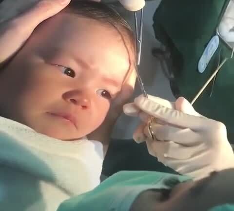 Em bé cắn răng không khóc khi khâu vết thương hút 10 triệu lượt xem