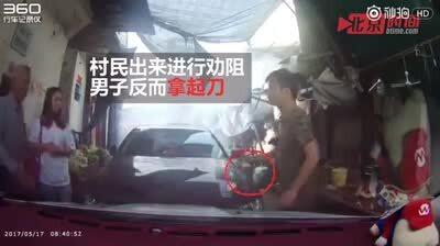 2 ô tô đối đầu trong ngõ hẹp, tài xế hùng hổ khua dao thái thịt dọa người