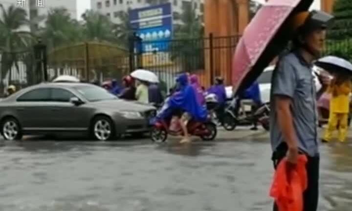 Cảm phục cụ ông đứng dầm mưa hàng giờ làm 'biển báo sống'