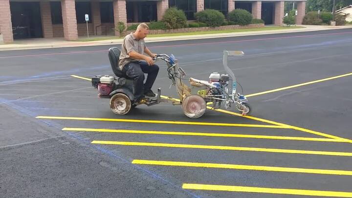 Kinh ngạc xem thợ vẽ vạch kẻ đường cực nhanh, chuẩn xác như robot