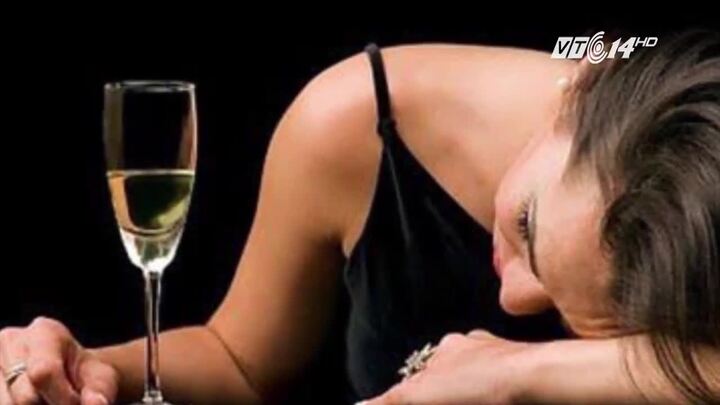 Ống hút thông minh của 3 cô gái trẻ phát hiện chất kích dục, thuốc mê trong cốc nước