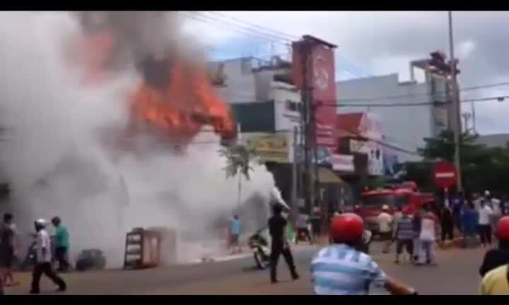 Video: Ba cửa hàng bốc cháy dữ dội lúc giữa trưa