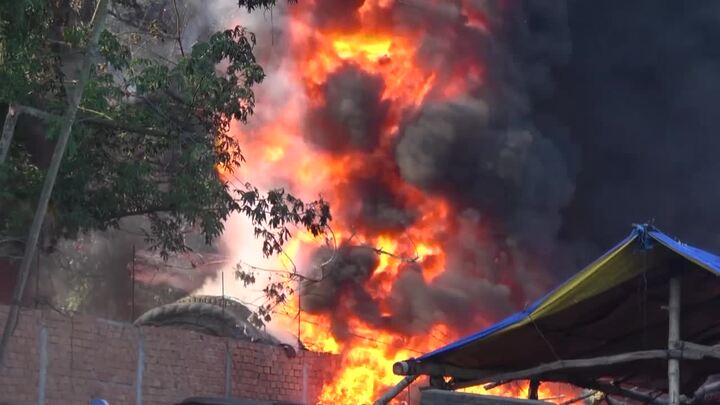 Video: Cận cảnh hiện trường vụ hỏa hoan thiêu rụi 2 cơ sở sản xuất lốp ô tô ở Quảng Ngãi