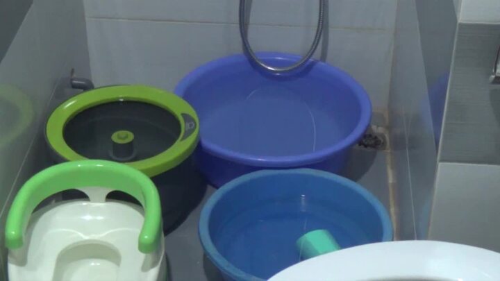 Bi hài hàng trăm người dân phải nhịn tắm suốt 5 ngày giữa chảo lửa Thủ đô