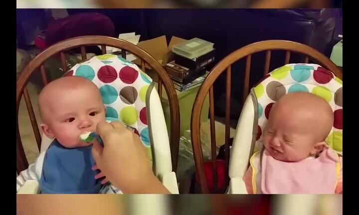 Bé sinh đôi khóc nức nở, tranh nhau ăn bột siêu đáng yêu