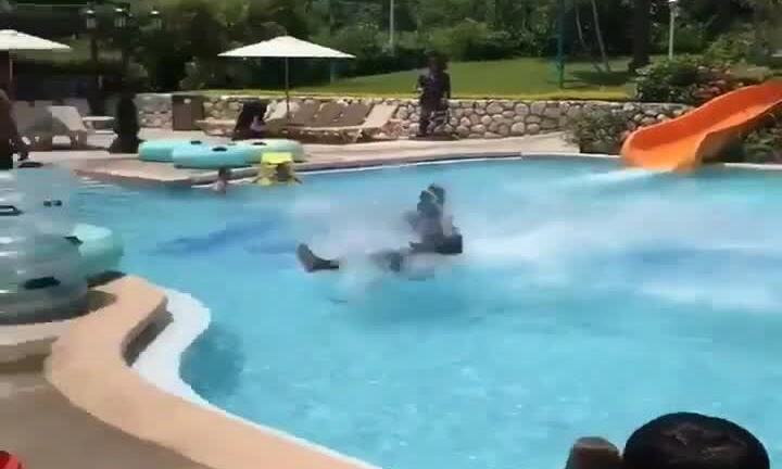 Chàng trai trượt nước không tưởng khiến dân mạng 'dậy sóng'