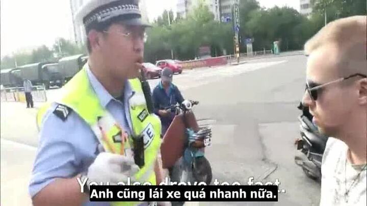Chàng trai Mỹ vượt đèn đỏ, bị CSGT giỏi ngoại ngữ dạy bài học nhớ đời