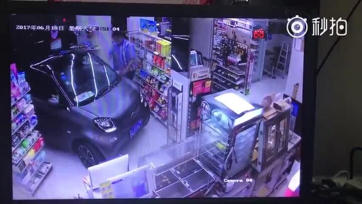 Ngại đỗ xe, tài xế phi thẳng ô tô vào tiệm tạp hóa mua đồ