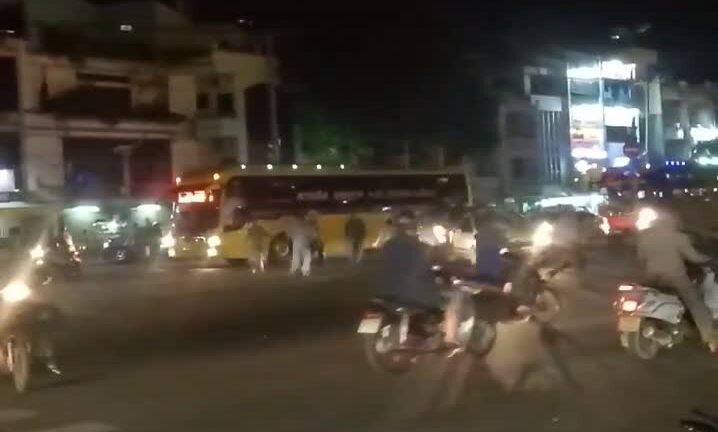 Video: Tài xế Grabbike và xe ôm hỗn chiến náo loạn bến xe miền tây, công an nổ súng trấn áp