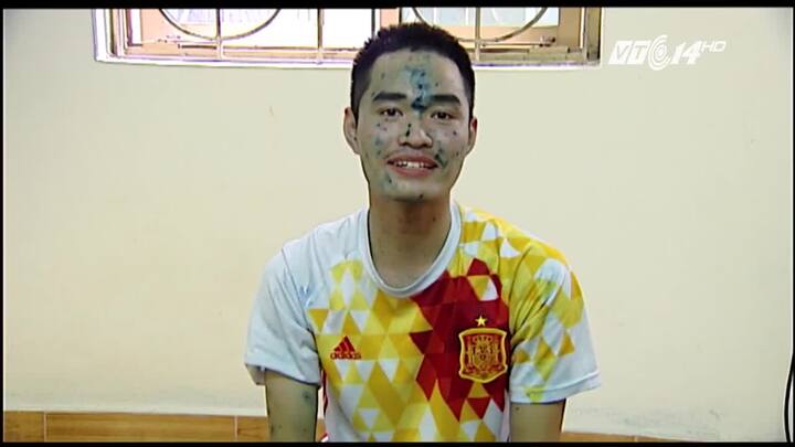 Gặp nam sinh viên bảo vệ đồ án tốt nghiệp trong bộ dạng 'người ngoài hành tinh'