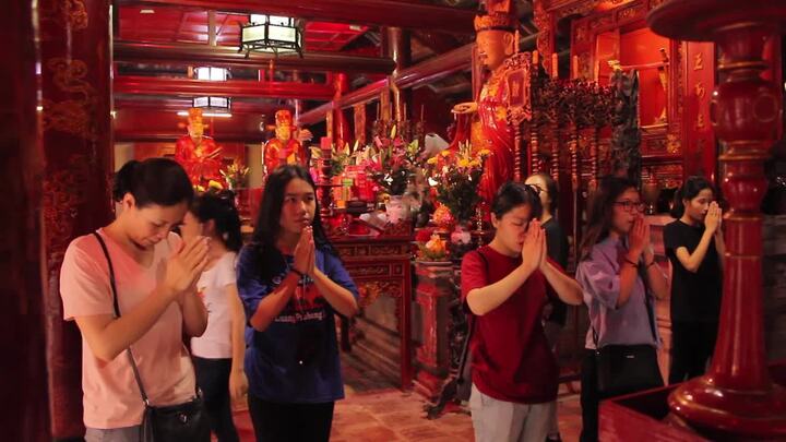 Đông đảo sĩ tử đến Văn Miếu cầu may trước khi bước vào kỳ thi THPT quốc gia 2017