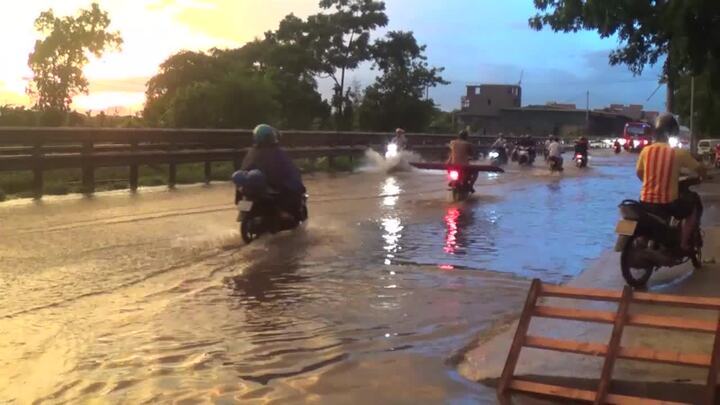 Đường biến thành sông sau cơn mưa chiều, xe cộ chết máy la liệt ở Hà Nội