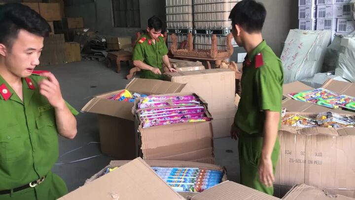 Video: Thu giữ hàng nghìn đồ chơi Trung Quốc đang trên đường đi tiêu thụ