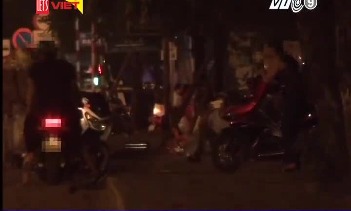 Gái bán dâm mời chào khách lộ liễu trên phố Hà Nội