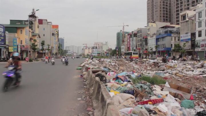 Vì sao rác thải vẫn chất núi giữa đường 'cong mềm mại' ở Thủ đô?
