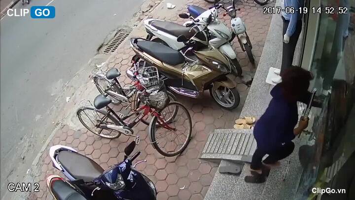 'Cạn lời' với người phụ nữ tráo dép lấy giày trước cửa hàng ở Hà Nội