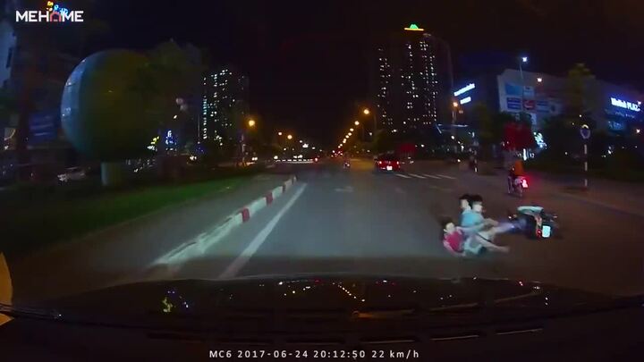 Xe máy đầu trần kẹp 3 nghênh ngang giữa phố, bị ô tô dạy bài học nhớ đời