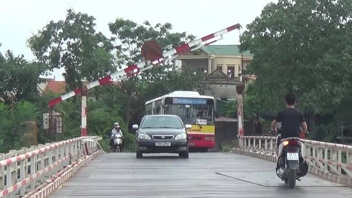 Video: Kỳ lạ phụ xe tự xuống nâng barie mỗi khi xe buýt qua cầu