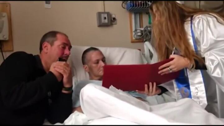 Tổ chức lễ tốt nghiệp trong bệnh viện cho nữ sinh Mỹ có mẹ sắp mất