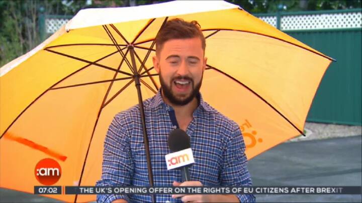 Đứng ngoài trời đưa tin, MC thời tiết bị gió thổi bay trên sóng trực tiếp