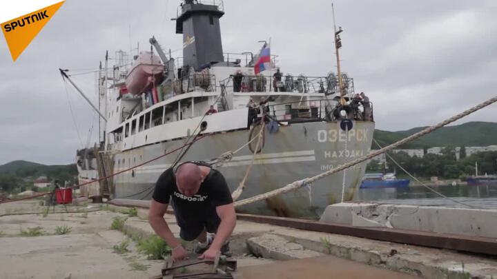 'Siêu nhân' Nga kéo thuyền nặng 4.200 tấn, người xem tròn mắt ngạc nhiên