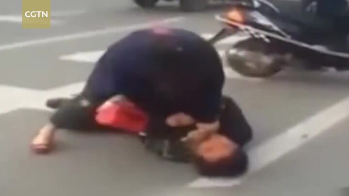 Kẻ cắp bị 'bà già' vật ra đất, đánh nhừ tử trên phố