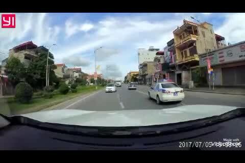 Video: Cảnh sát giao thông, trật tự truy đuổi taxi như phim hành động ở Quảng Ninh