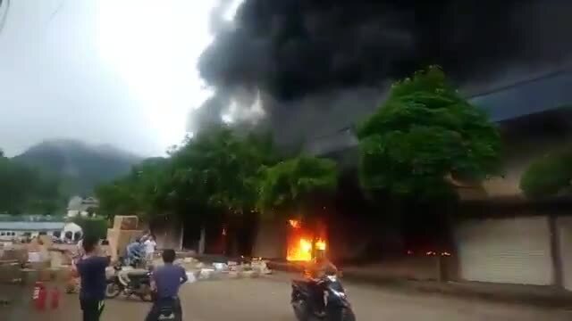 Cháy ngùn ngụt ở chợ cửa khẩu Tân Thanh, hàng hoá chìm trong biển lửa