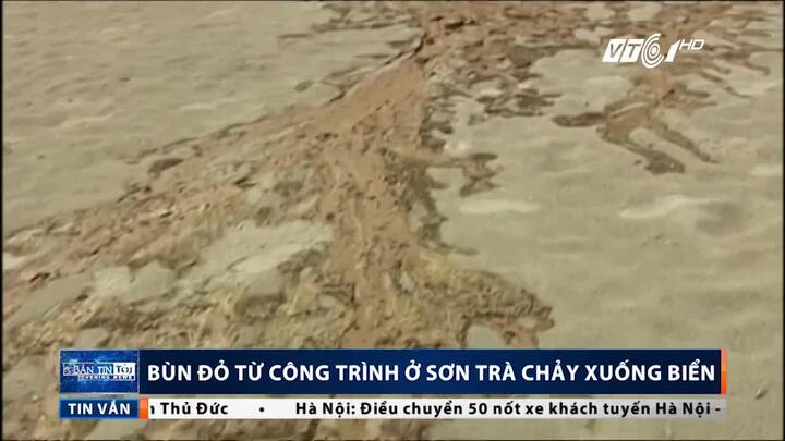 Cận cảnh bùn đỏ từ công trình ở Sơn Trà chảy thành rãnh, trôi xuống biển