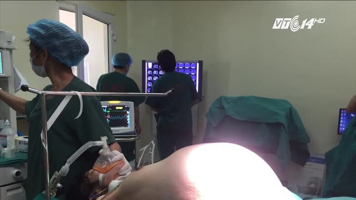 Cô gái trẻ mang khối u buồng trứng khổng lồ, nặng 16kg