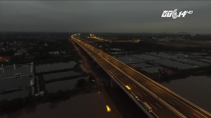 Vì sao cao tốc không có đèn đường, không làm thẳng tắp?