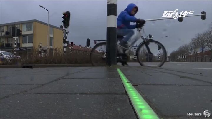 Phát minh lạ: Đèn giao thông dành riêng cho 'con nghiện' điện thoại