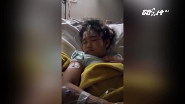 Chơi iPad suốt mùa hè, bé gái 6 tuổi bị động kinh, liệt chân tay