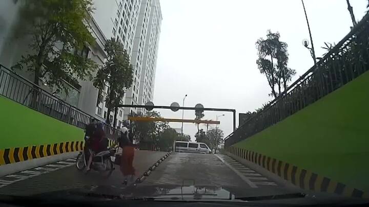 Cô gái đi xe số như xe ga khi lên dốc và cái kết bi hài