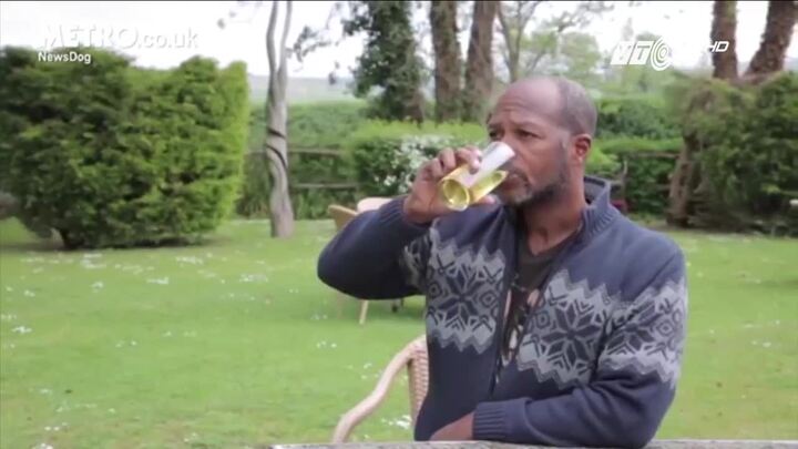 Giảm 50 kg bằng cách uống... nước tiểu của mình suốt 6 năm