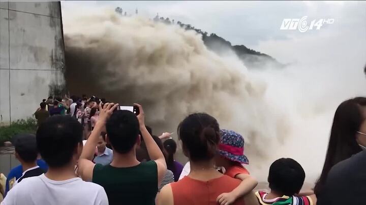 Phớt lờ lệnh cấm, dân vẫn ùn ùn kéo nhau đi xem thủy điện Hoà Bình xả lũ