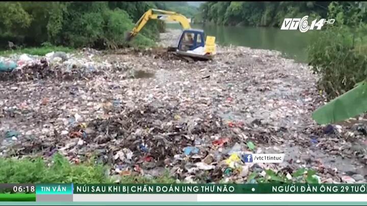 Máy xúc gạt hàng tấn rác xuống suối ở Hà Giang: Lãnh đạo xã xin gỡ clip