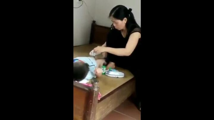 Video hàng loạt trẻ bị sùi mào gà ở Hưng Yên: Chủ phòng khám tay không dùng kéo cắt bao quy đầu cho trẻ