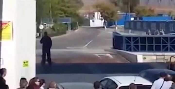 Video: Phà chưa cập bến, ô tô cuống cuồng lao đầu xuống biển