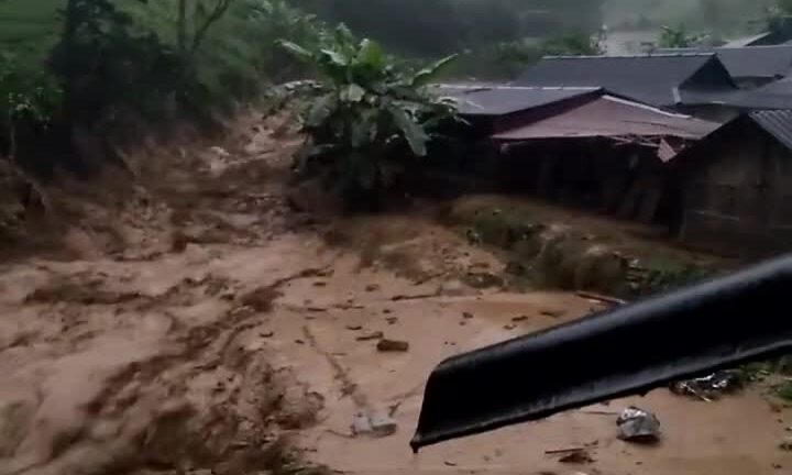 Video: Lũ quét ầm ầm như thác đổ ở Yên Bái, người dân thoát chết trong gang tấc