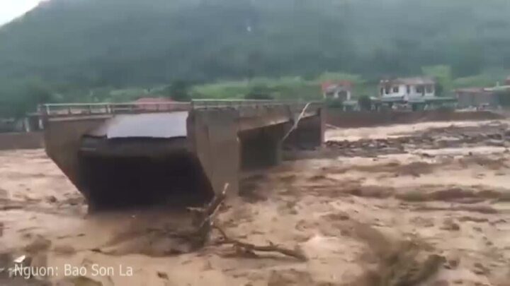 Video: Cận cảnh lũ quét cuốn sập cầu ở Sơn La