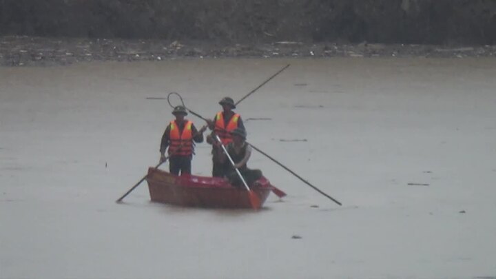 Yên Bái: Hàng trăm chiến sĩ dầm mình dưới suối tìm kiếm người bị lũ quét cuốn trôi