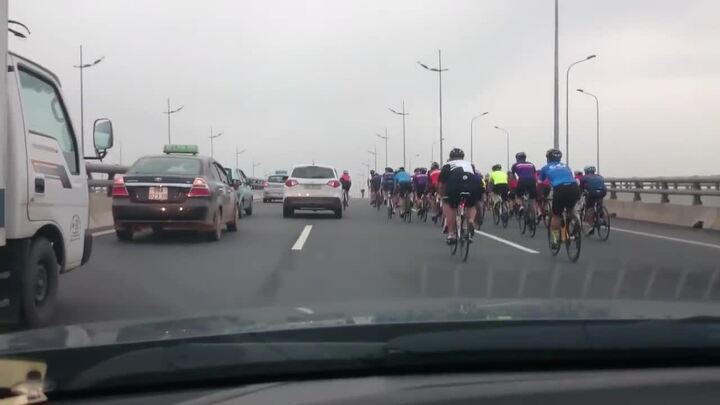 Video: Đoàn xe đạp ngang nhiên đi vào đường cấm, tạt đầu ô tô, giỡn mặt ‘tử thần’