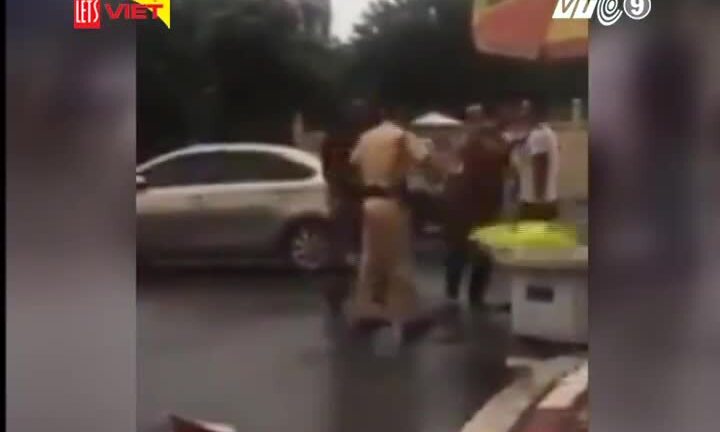 Côn đồ dùng gậy golf đánh CSGT đem theo cả côn 3 khúc